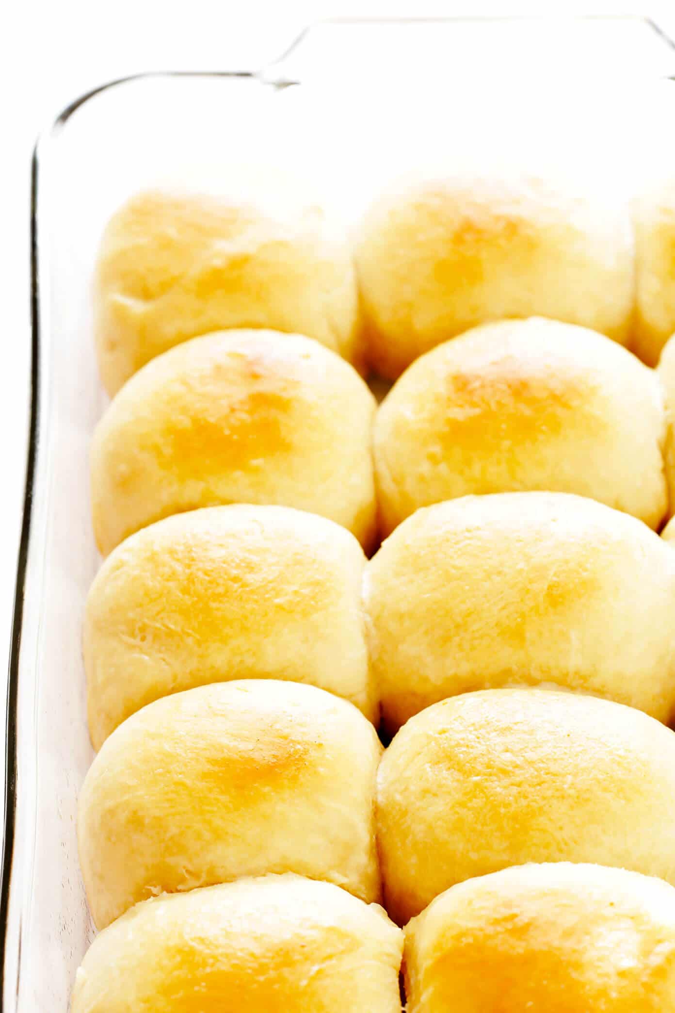 My favorite 1-Hour Soft and Buttery Dinner Rolls recipe is easy to make by hand or with a stand mixer, perfectly soft and fluffy, and so buttery and delicious! Options to make them with garlic, herbs, or extra-cheesy included too! | gimmesomeoven.com #dinner #rolls #buns #side #thanksgiving #christmas #bread #holidays #bake 1-Hour Soft Dinner Rolls in Pan