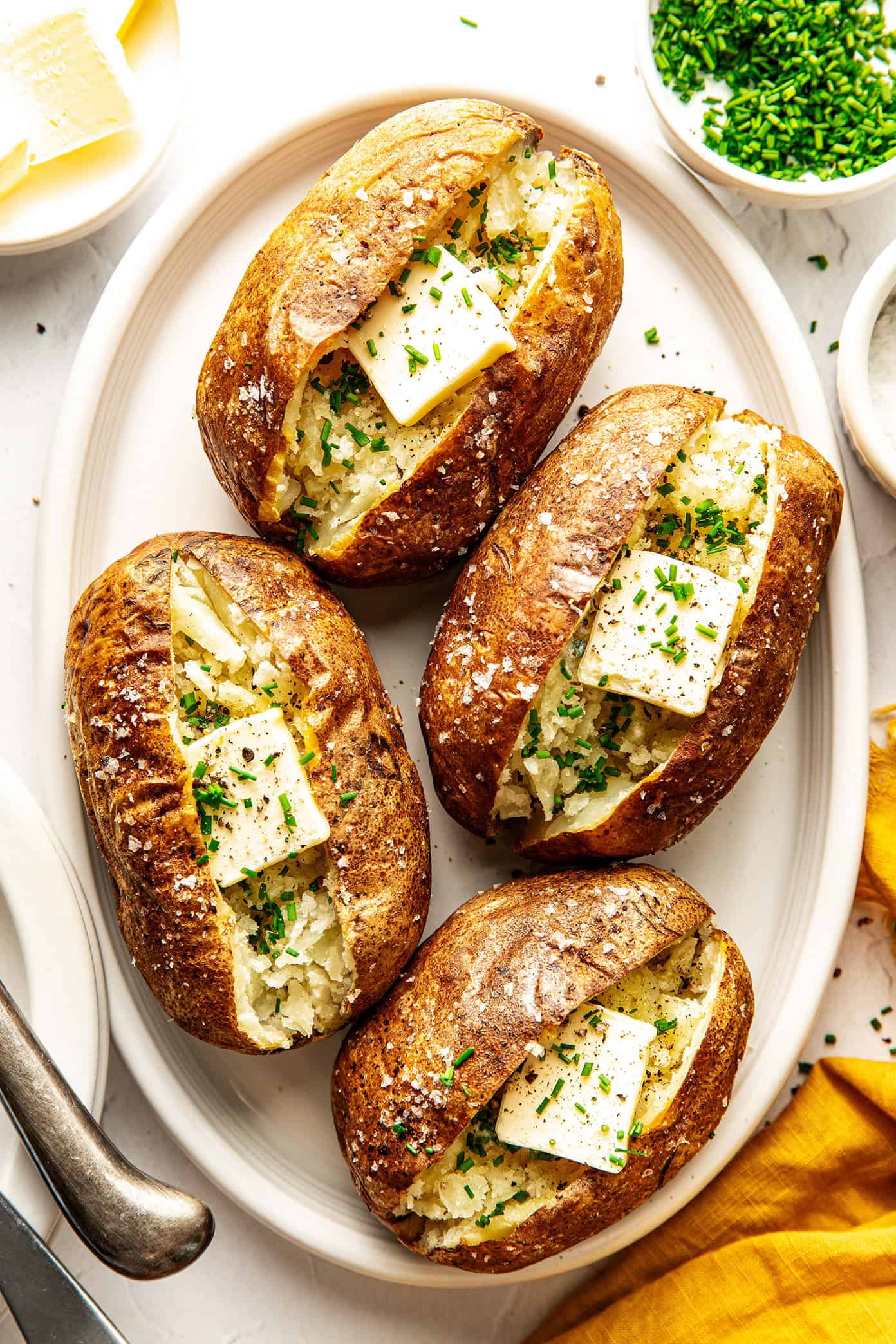 These air fryer baked potatoes turn out perfectly crisp on the outside and fluffy inside in under 45 minutes — the easiest way to make crisp baked potatoes without heating up your oven! | gimmesomeoven.com Air fryer baked potatoes