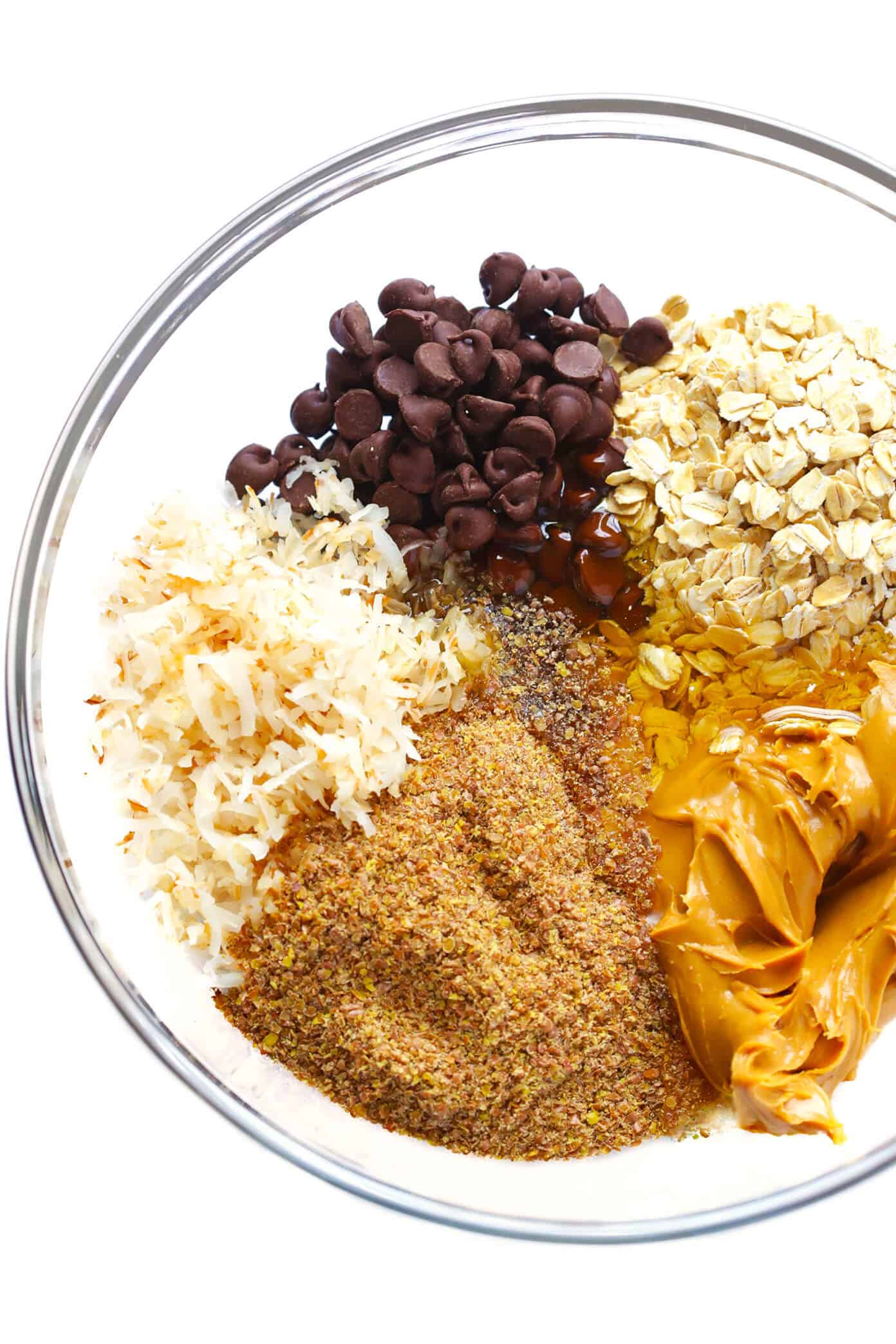 The BEST No Bake Energy Bites recipe! Easy to make with oats, peanut butter, chocolate chips, coconut and more. Perfect as a healthy meal prep snack or breakfast. And SO irresistibly delicious. | gimmesomeoven.com #energy #bites #balls #snack #breakfast #healthy #glutenfree #vegetarian #bars How To Make Energy Bites (Balls)