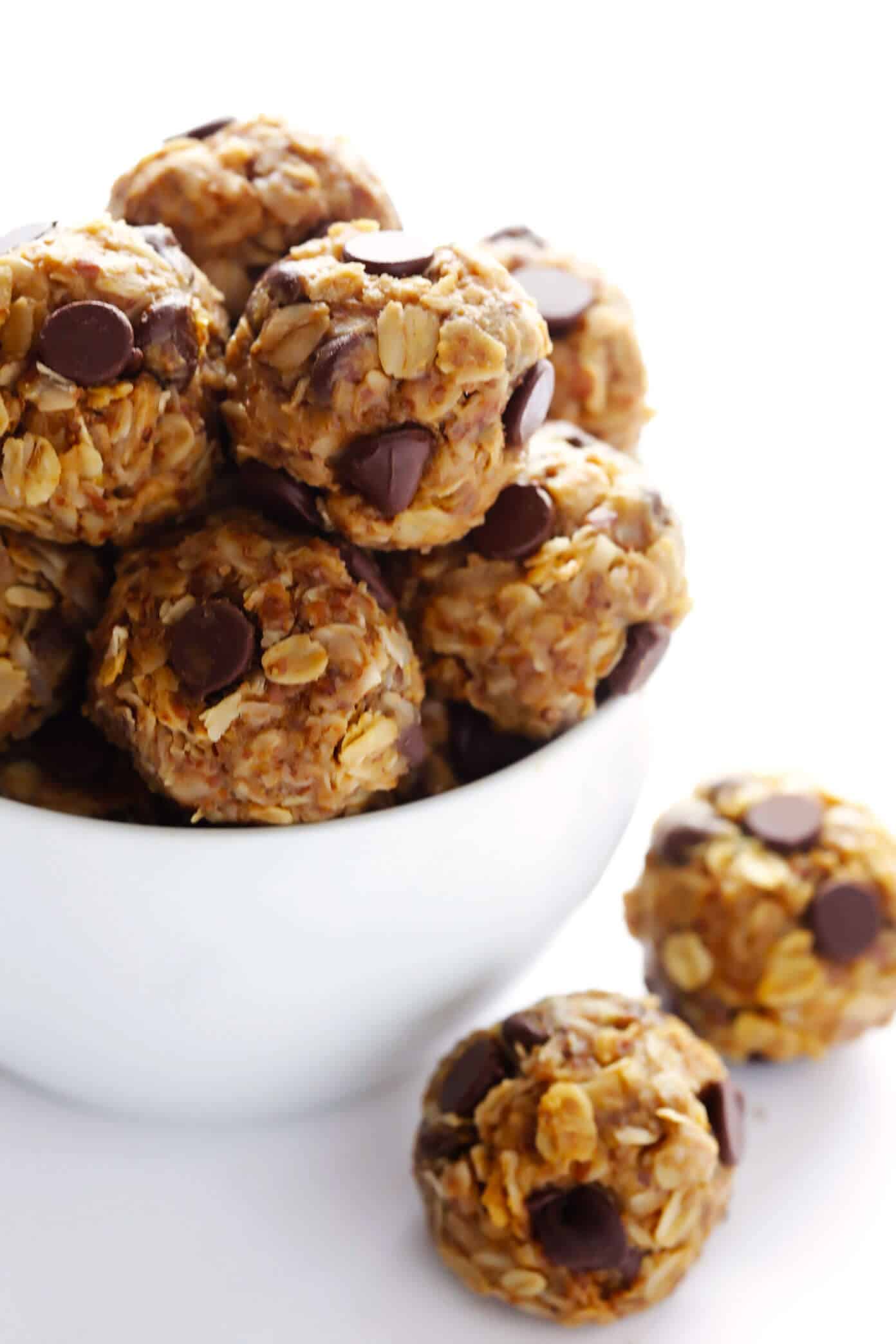 The BEST No Bake Energy Bites recipe! Easy to make with oats, peanut butter, chocolate chips, coconut and more. Perfect as a healthy meal prep snack or breakfast. And SO irresistibly delicious. | gimmesomeoven.com #energy #bites #balls #snack #breakfast #healthy #glutenfree #vegetarian #bars Healthy Energy Balls