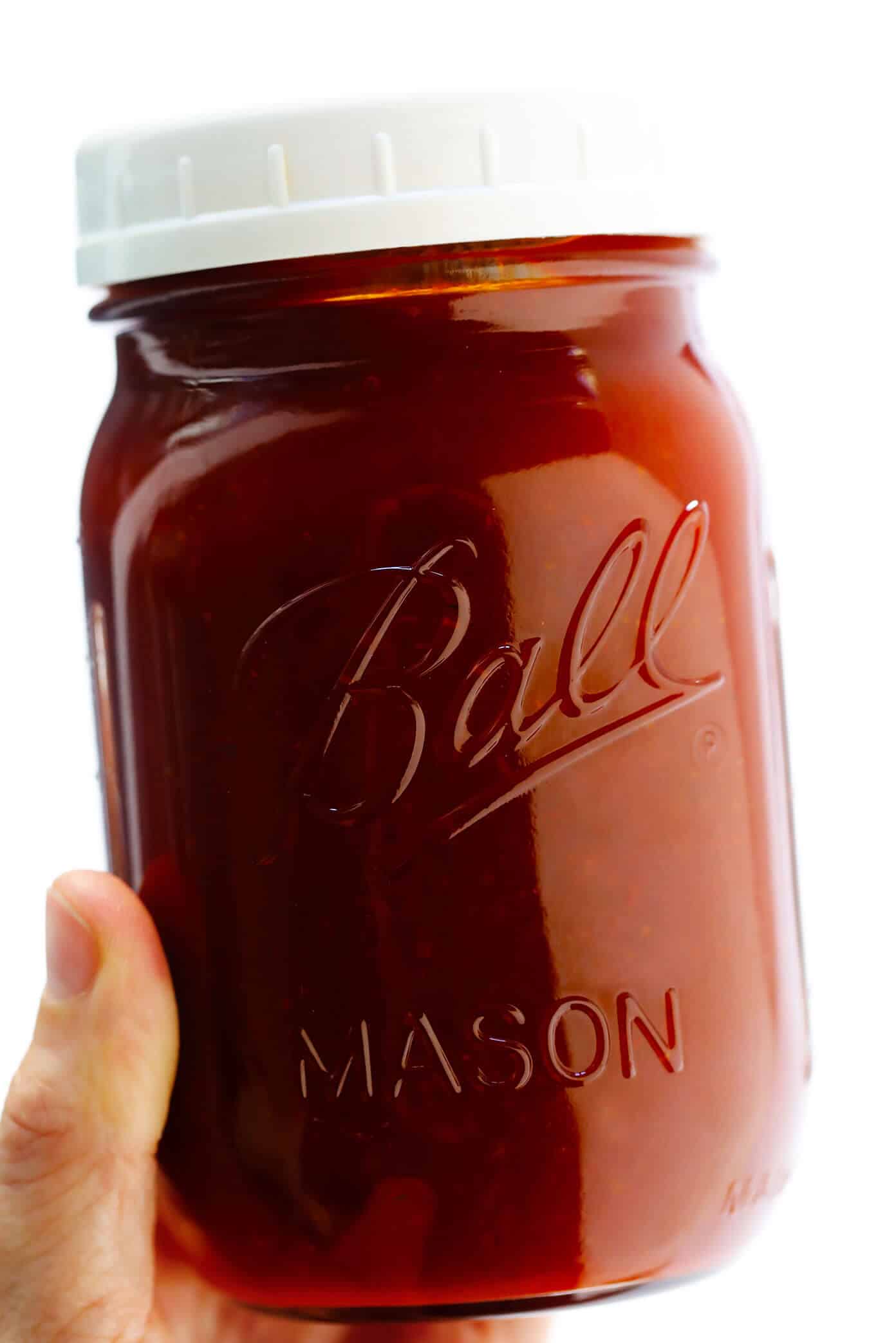 This Kansas City-style homemade BBQ sauce recipe is super quick and easy to make, and full of the best tangy, smoky and slightly-sweet flavors that everyone is sure to love! Add it to chicken, pork, ribs, pizza, salad, tacos or whatever sounds good. | gimmesomeoven.com #bbq #sauce #barbecue #homemade #summer #grilled #chicken #pork #glutenfree #healthy Easy BBQ Sauce Recipe