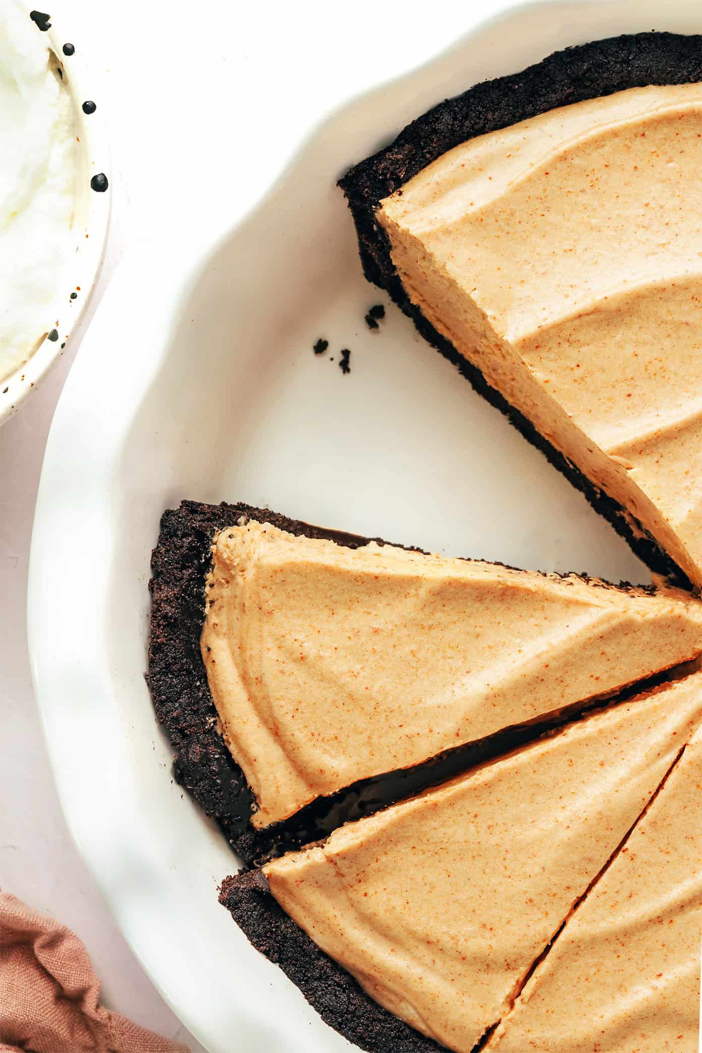 This classic no-bake peanut butter pie recipe features a chocolate Oreo crust and a fluffy peanut butter filling. The perfect easy summer dessert! | gimmesomeoven.com Peanut Butter Pie with Oreo Crust