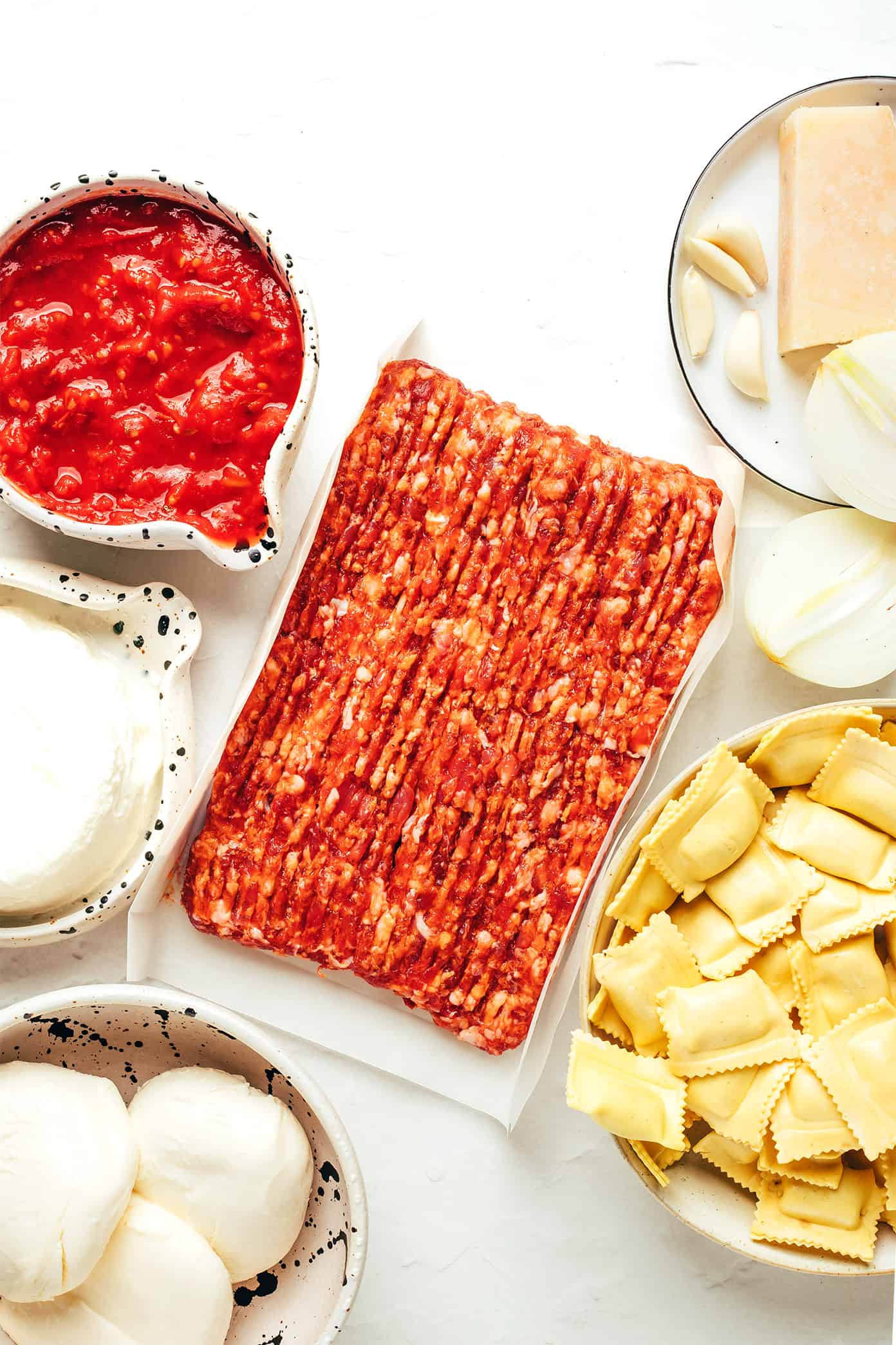 This Italian-inspired ravioli lasagna recipe is easy to make with 8 ingredients and only 15 minutes of hands-on prep time. Feel free to combine Italian sausage with the marinara to make a meat sauce, or omit to make this recipe vegetarian. Always a delicious and easy dinner recipe! | gimmesomeoven.com Ravioli Lasagna Ingredients