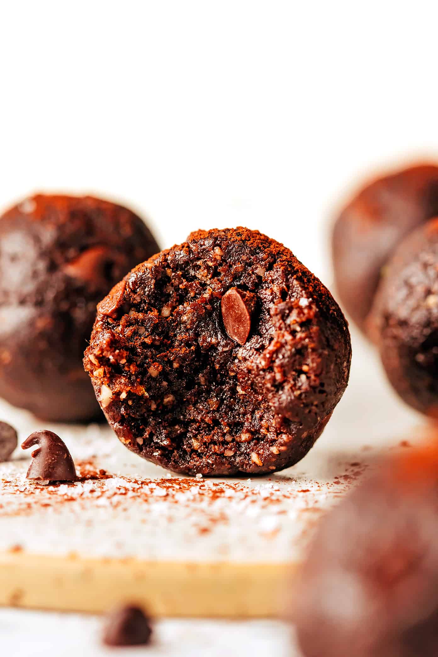These salted chocolate brownie bites are quick and easy to make with nuts (almonds and walnuts), dates, cocoa powder, vanilla, sea salt and mini chocolate chips. A tasty breakfast, dessert, or snack made with healthier ingredients to satisfy those chocolate cravings! | gimmesomeoven.com Salted Chocolate Brownie Bites